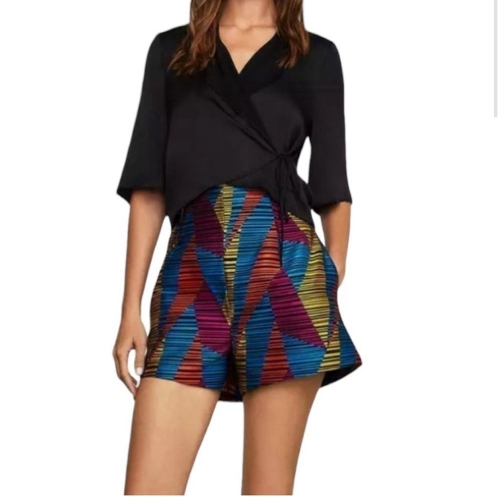 Women’s BCBG Maxazria Colorful Black Combo Geometric Print Stripe Shorts. Size 6